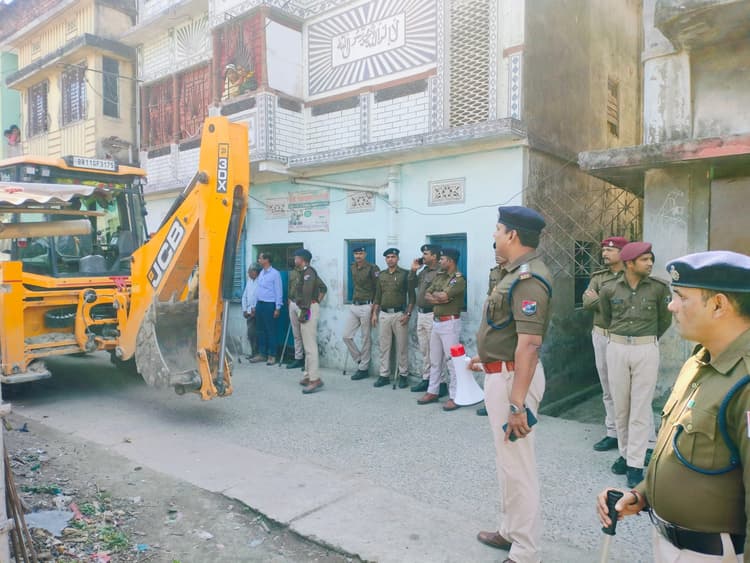 रेलवे के क्वार्टर व जमीन को अतिक्रमण से कराया मुक्त