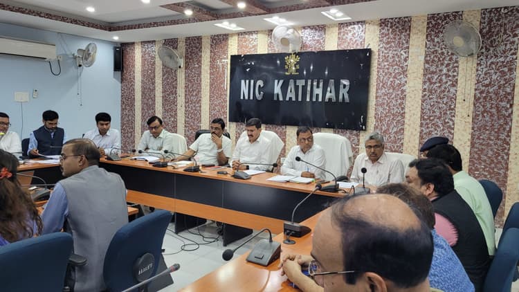 चालू वित्तीय वर्ष के लंबित कार्यों को शीघ्र पूरा करना सुनिश्चित करें: डीएम