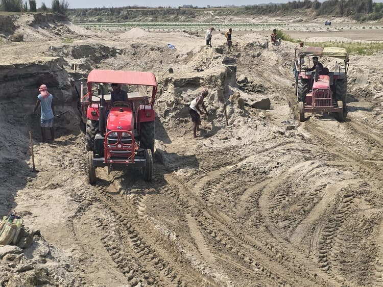 महानंदा नदी किनारे हो रहा सफेद बालू का अवैध खनन, तटबंध पर मंडरा रहा खतरा