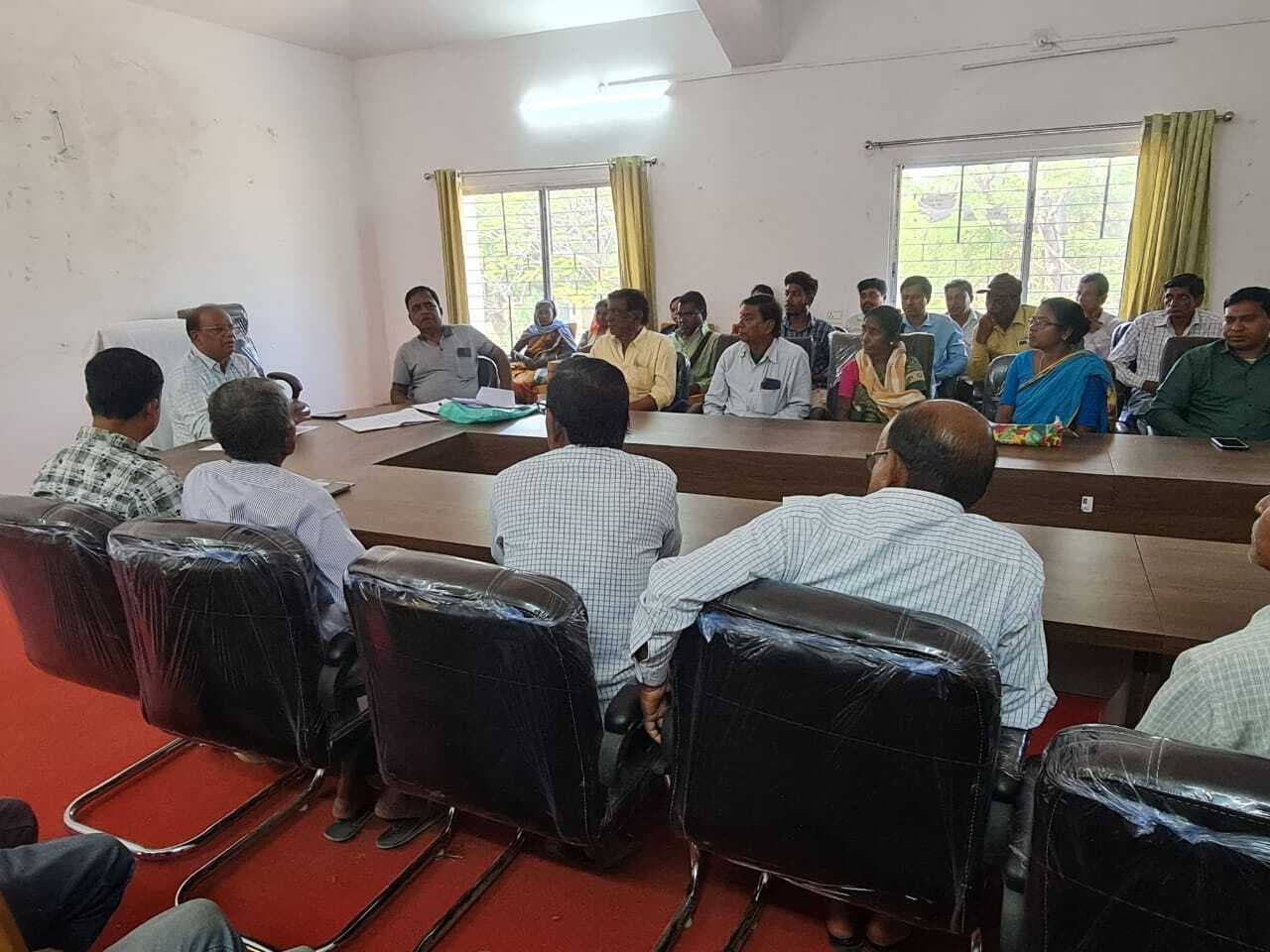 समीक्षा बैठक में अनुपस्थित पांच डीलरों को शो-काॅज