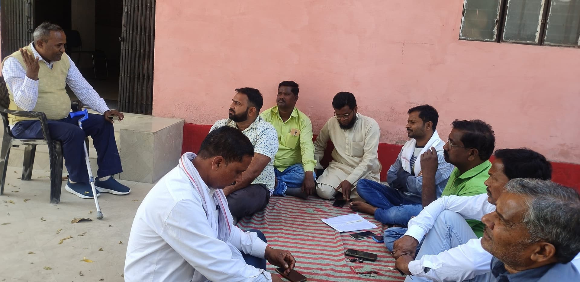 यूरिया की कमी व कालाबाजारी का आरोप लगा धरना पर बैठे प्रमुख