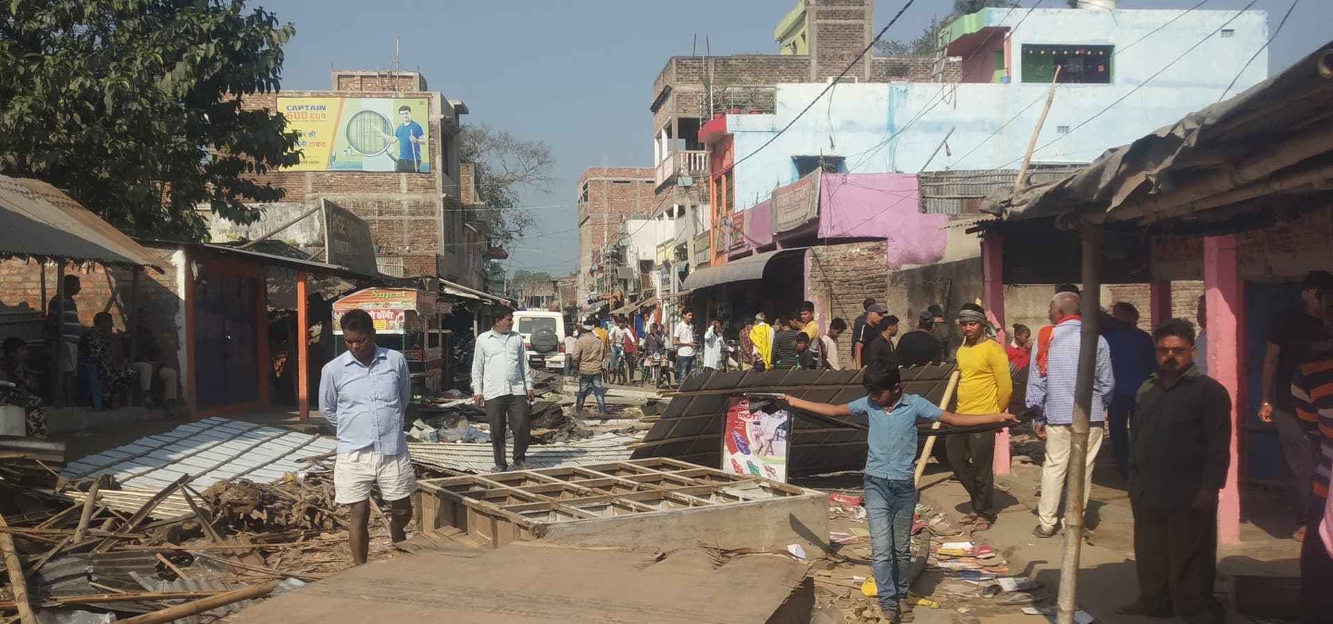 बड़हरा बाजार में विवादित जमीन की दुकानों में तोड़फोड़, आधा दर्जन नामजद, 50 -60 अज्ञात पर प्राथमिकी
