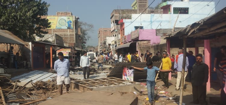 बड़हरा बाजार में विवादित जमीन की दुकानों में तोड़फोड़, आधा दर्जन नामजद, 50 -60 अज्ञात पर प्राथमिकी