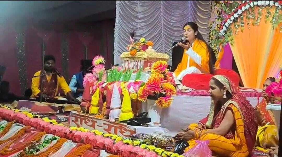 .श्रद्धालुओं ने सुनीं शिव-पार्वती की कथा