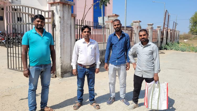 राजस्व कर्मचारी की गिरफ्तारी के बाद नहीं हो रहा काम, भटक रहे हैं लोग