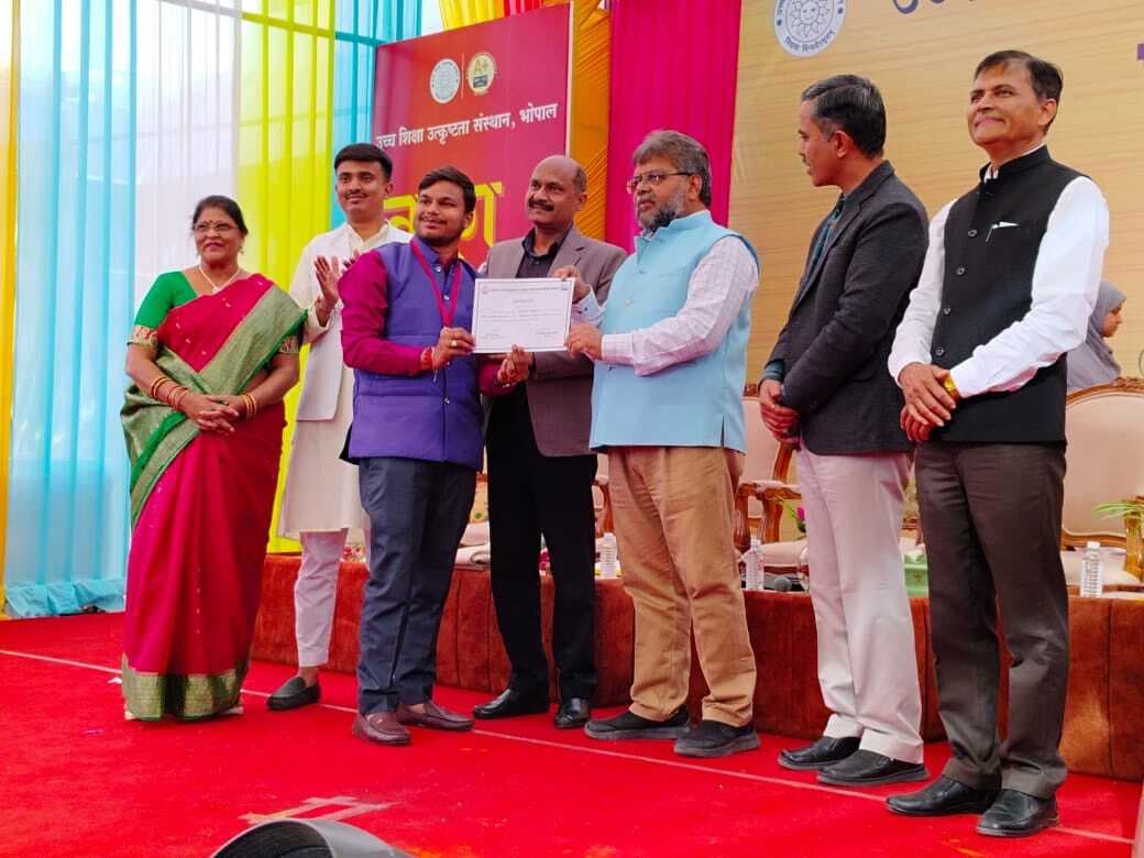 मध्यप्रदेश में स्नातक हिंदी टॉपर बने अलीगंज के प्रवीण