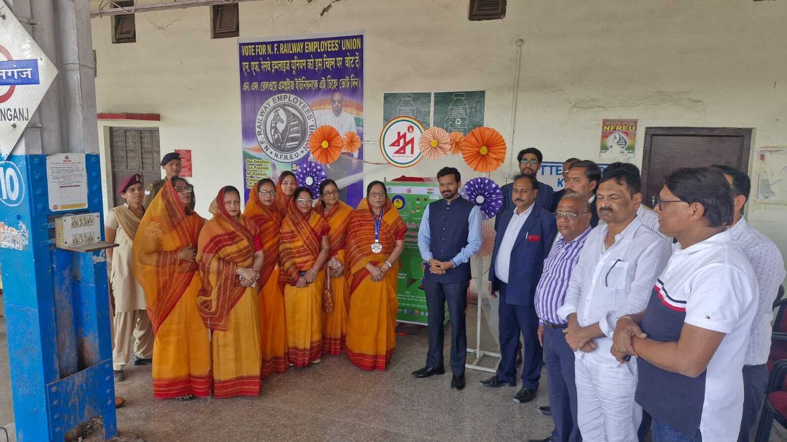 रेलवे स्टेशन पर क्रशिंग मशीन का डीएम ने किया शुभारंभ