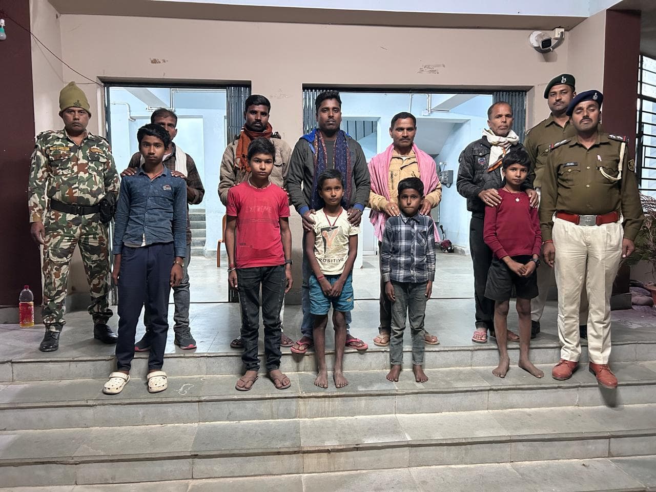 लापता हुए बच्चों को पुलिस ने परिजनों से मिलाया