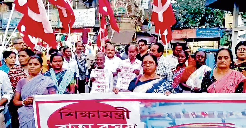 शिक्षा मंत्री के खिलाफ सड़क पर वामपंथी, किया प्रदर्शन