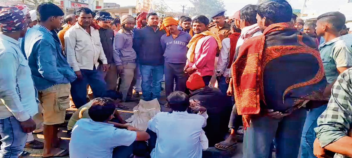 शादी समारोह में फायरिंग में बच्चे की मौत के बाद रोड जाम कर लोगों ने किया हंगामा