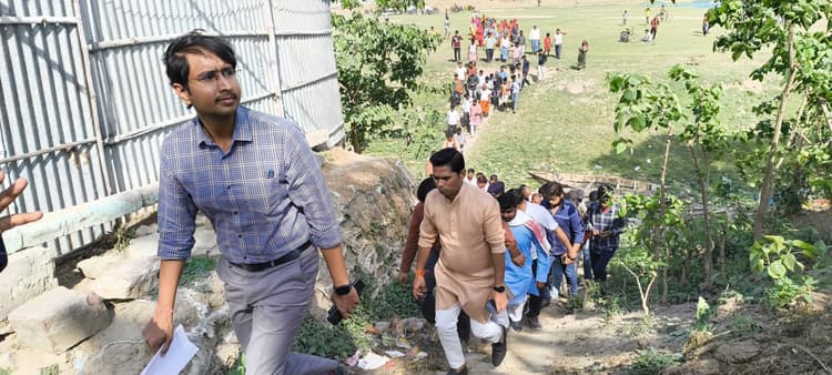 खेल मैदान में बन रहे पंचायत सरकार भवन का डीडीसी ने किया निरीक्षण