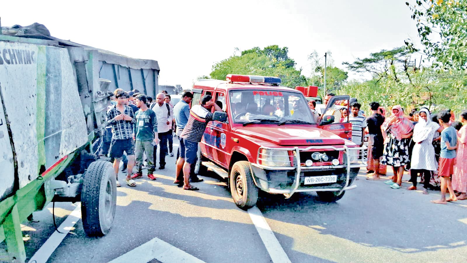 कंक्रीट मिक्सिंग वैन के धक्के से जख्मी