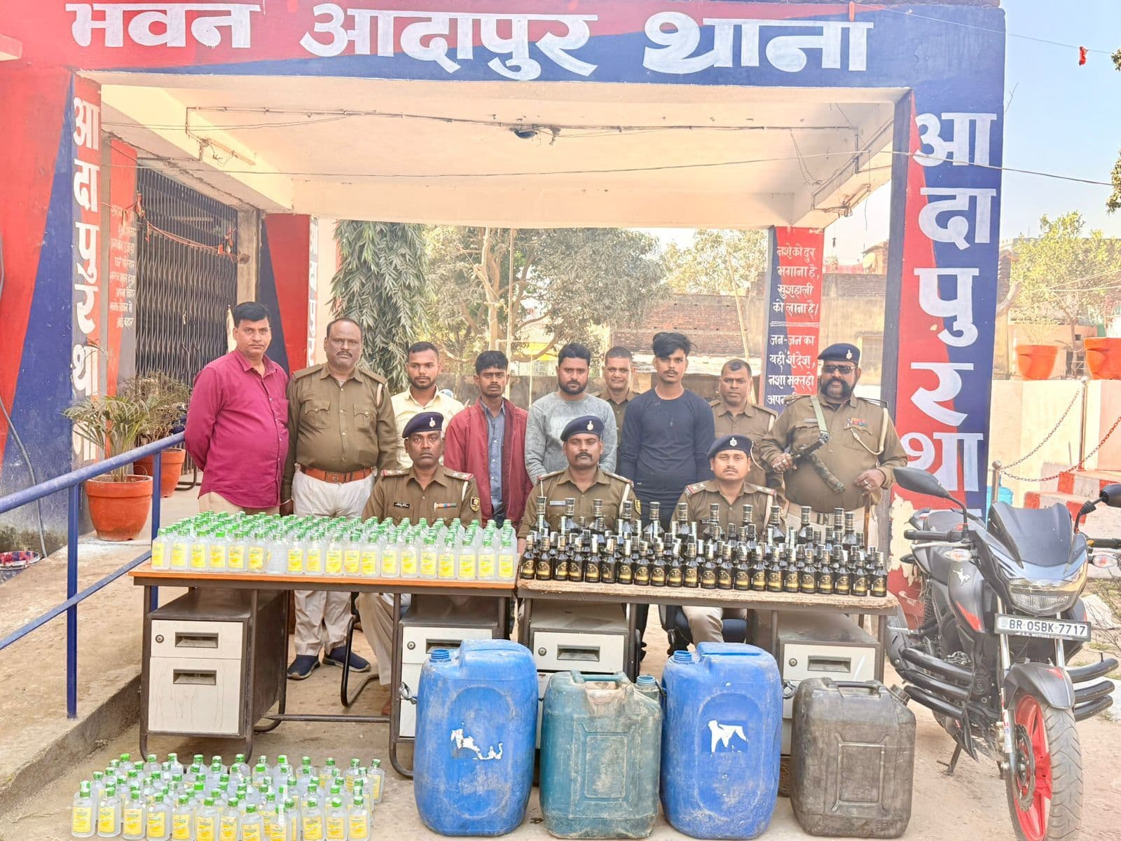 नेपाली व देसी शराब के साथ चार गिरफ्तार