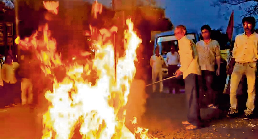 ब्रात्य के खिलाफ एसएफआइ ने निकाला जुलूस, पुतला फूंका