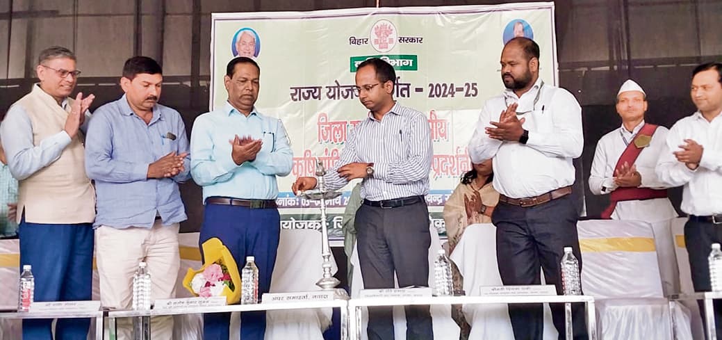 कृषि के क्षेत्र में प्रगति के लिए आधुनिक यंत्रों का उपयोग आवश्यक : डीएम