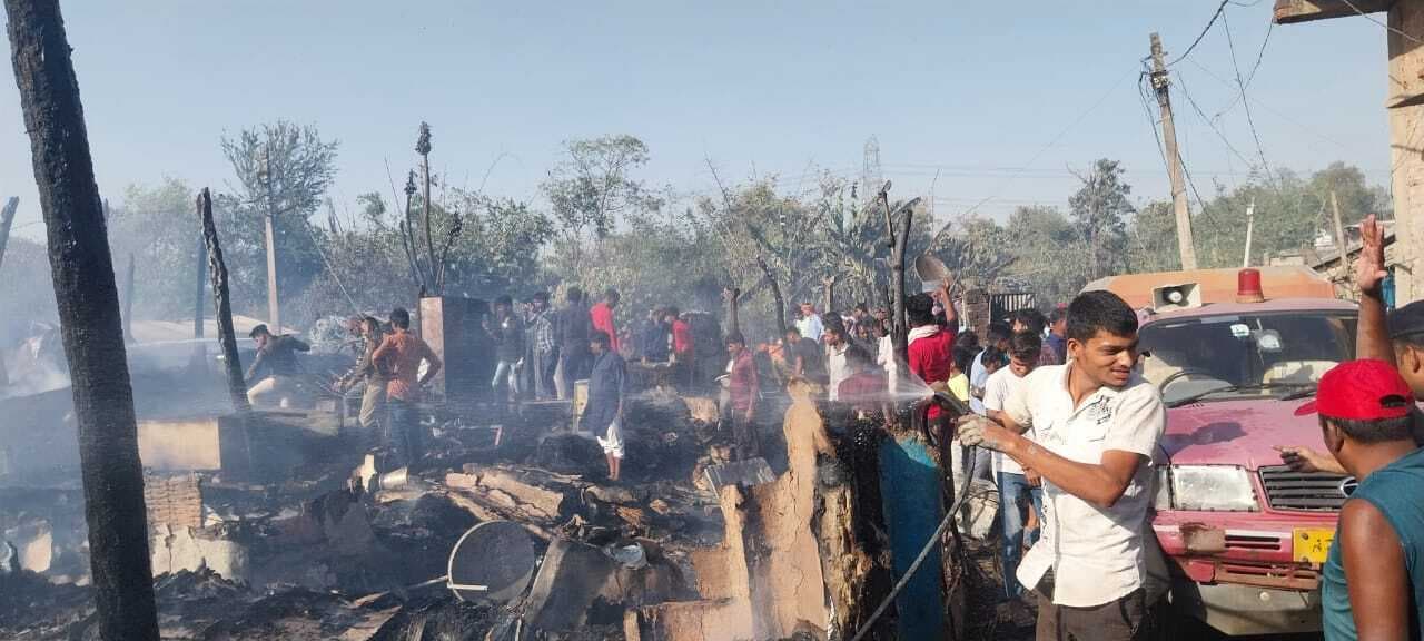 Darbhanga News: अलीनगर में दो दर्जन घर जले, करोड़ों की संपत्ति हुई राख