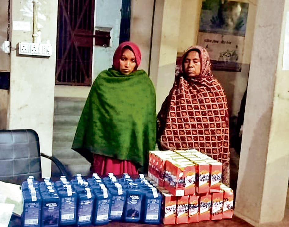 hajipur news. इ-रिक्शा से शराब ले जा रही दो महिला धंधेबाज गिरफ्तार