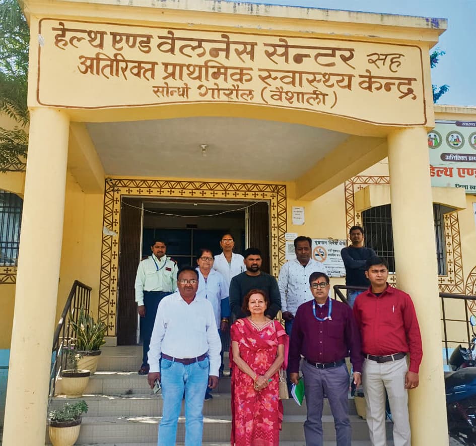 hajipur news. गोरौल पीएचसी से गायब मिले तीन डाॅक्टर, शोकॉज