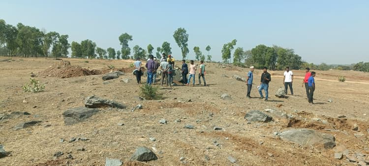 Giridih News :ग्रामीणों ने रोका पत्थर खनन का काम