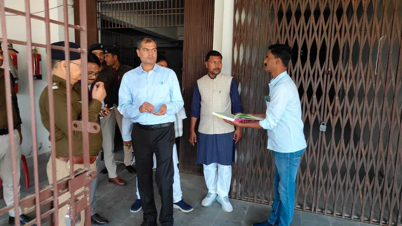 Darbhanga News: डीएम ने किया इवीएम वेयर हाउस का निरीक्षण