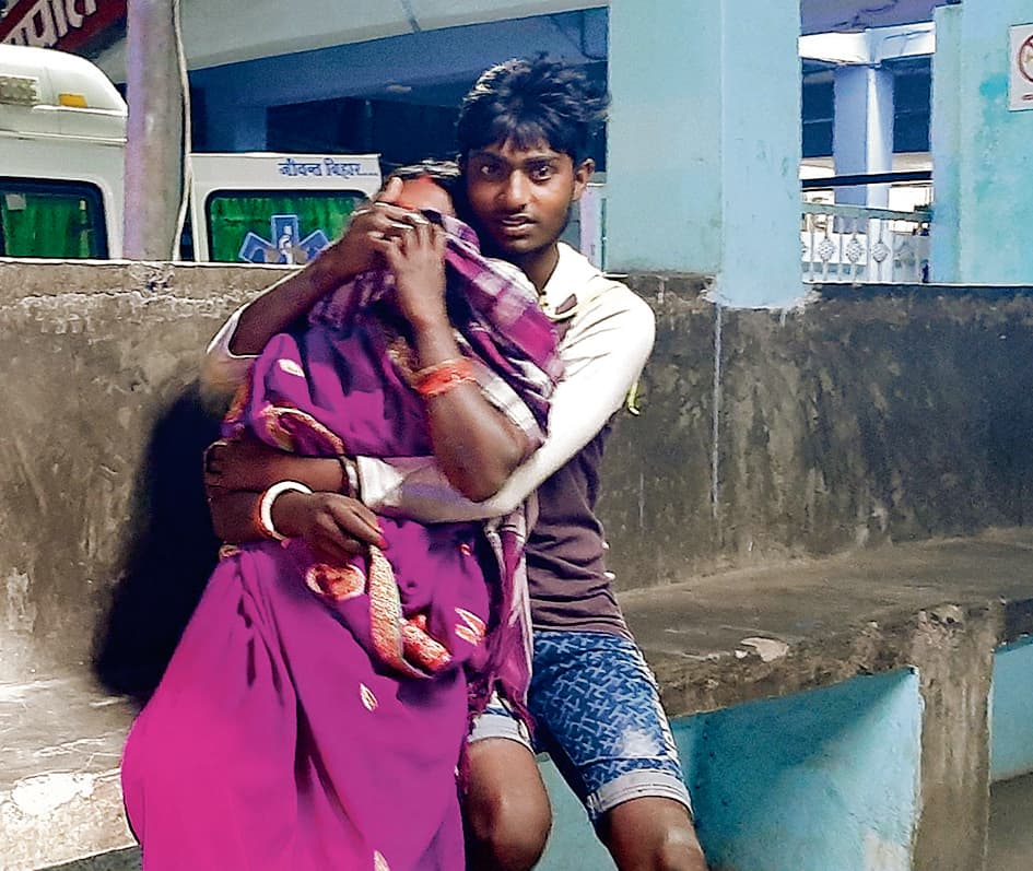 hajipur news. घर लौट रहे तीन बाइक सवारों को वाहन ने मारी टक्कर, एक की मौत, दो जख्मी