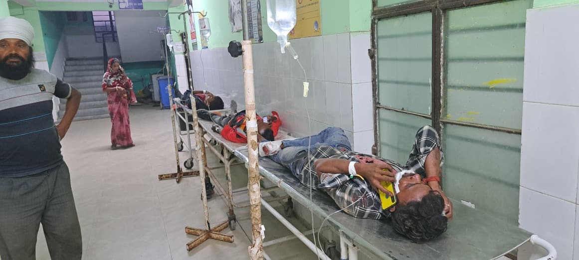 तेज रफ्तार ऑटो ने बाइक में मारी टक्कर, तीन युवक घायल