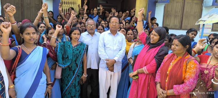 Giridih News :जलसहिया कर्मचारी संघ ने दिया धरना