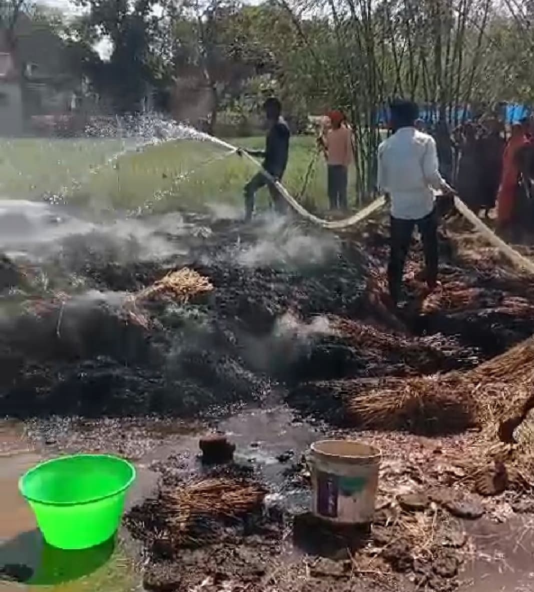 Giridih News :खलिहान में आग लगने से 30 हजार का बिचाली जली