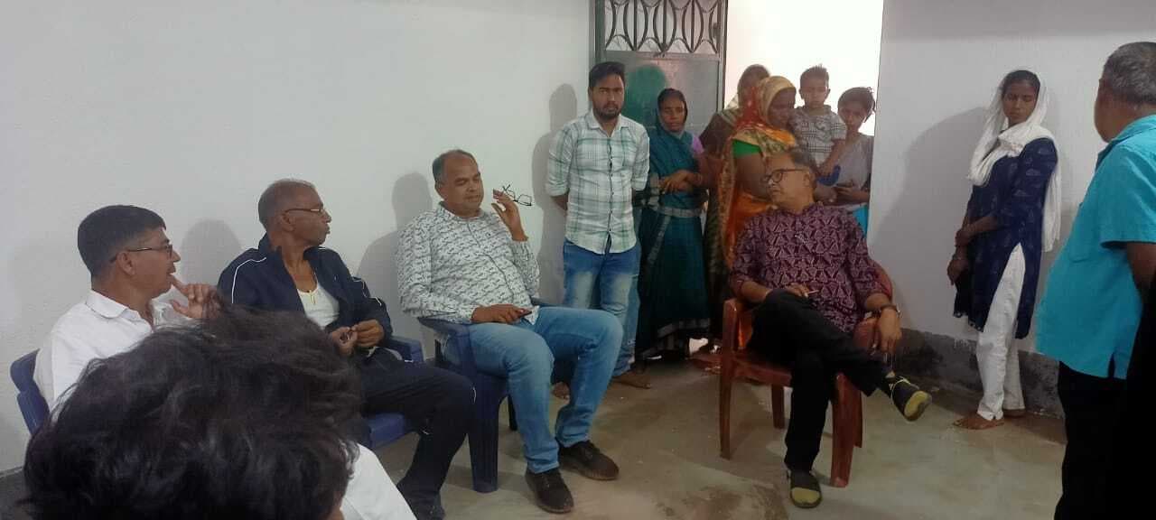 Giridih News :पूर्व विधायक ने ली लूटकांड की जानकारी