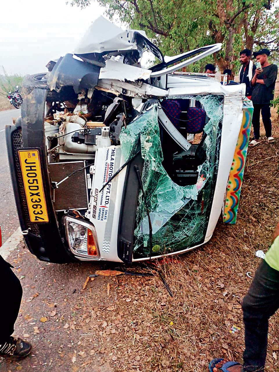 seraikela kharsawan news: शादी समारोह से लौट रहा छोटा हाथी पेड़ से टकरा कर पलटा, किशोर की मौत, 23 घायल