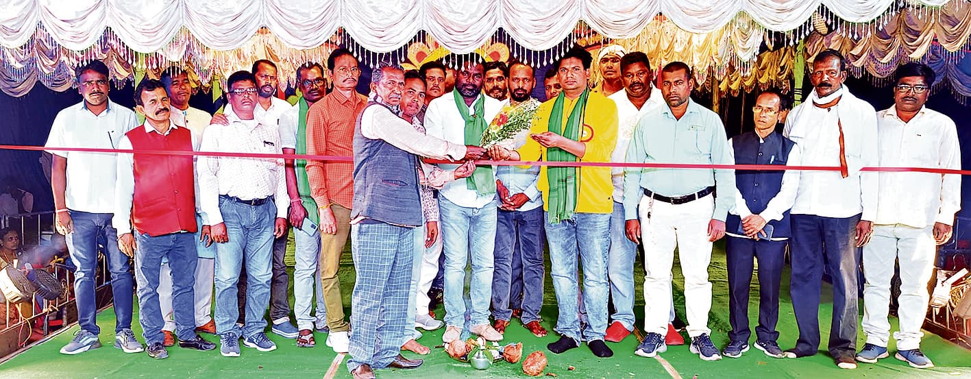 seraikela kharsawan news: बुढ़ीतोपा गांव में ओड़िया नाटक का प्रदर्शन, उमड़ी भीड़