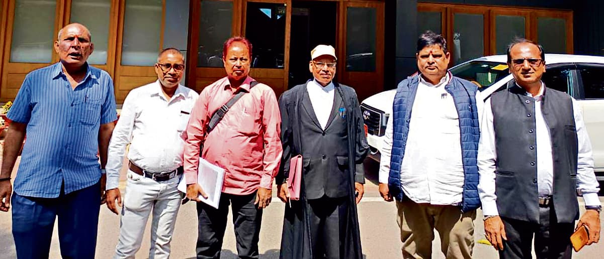 west singhbhum news: हाजिरी बनाने को उच्च गुणवत्ता युक्त डिवाइस दे विभाग, निजी मोबाइल पर बाध्य न करे