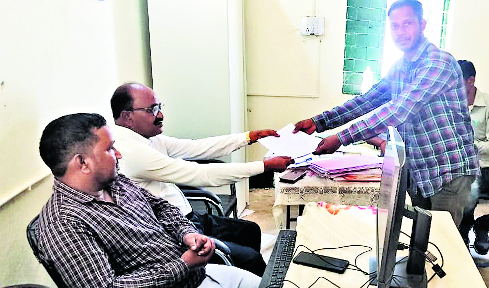 शिक्षक के व्यवहार से विद्यार्थी परेशान हैं, उनका ट्रांसफर कर दें या स्कूल बंद कर दें