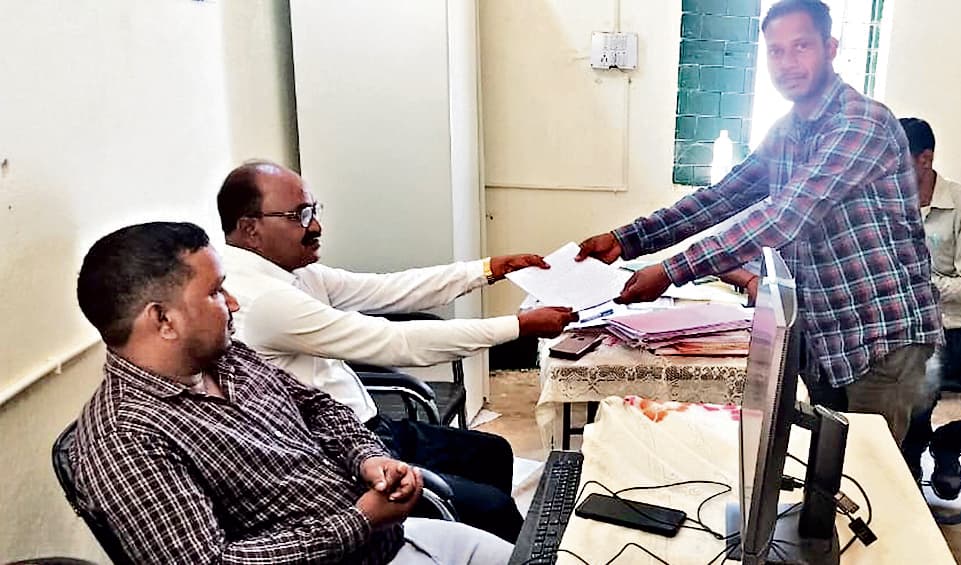 शिक्षक के व्यवहार से विद्यार्थी परेशान हैं, उनका ट्रांसफर कर दें या स्कूल बंद कर दें