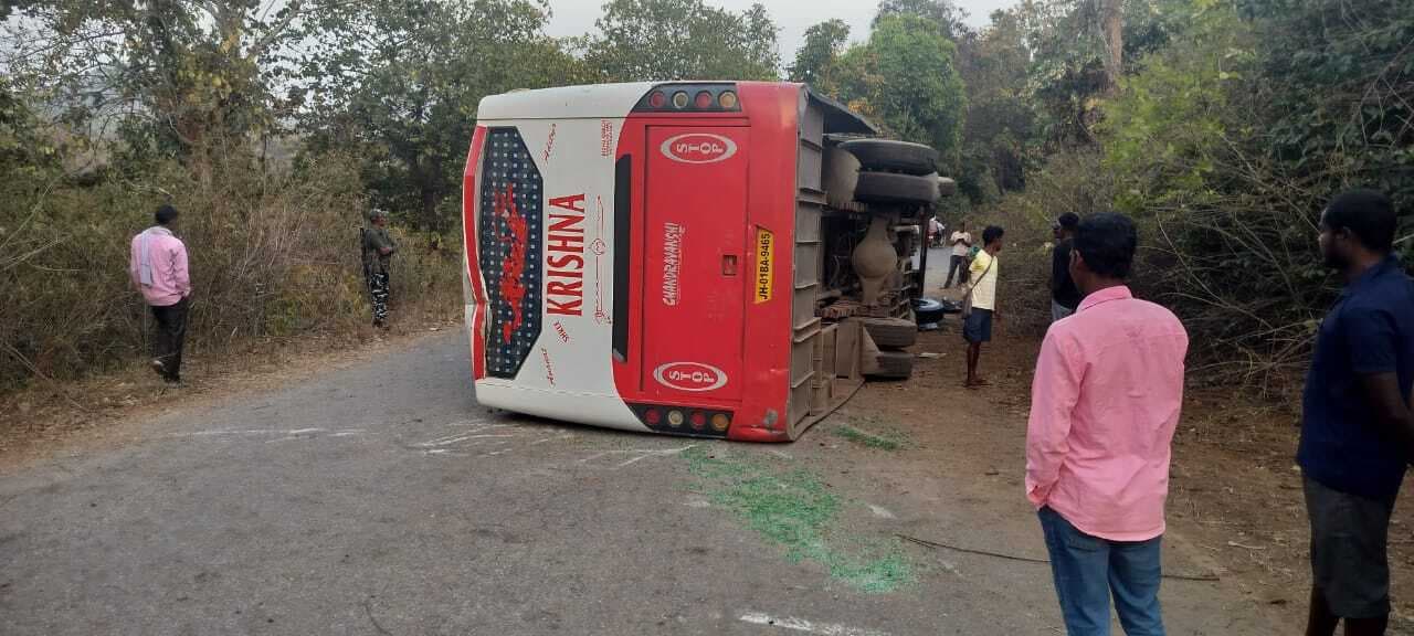 आनंदपुर : घाटबाजार घाटी में ब्रेक फेल होने से बस पलटी, तीन सवारी घायल