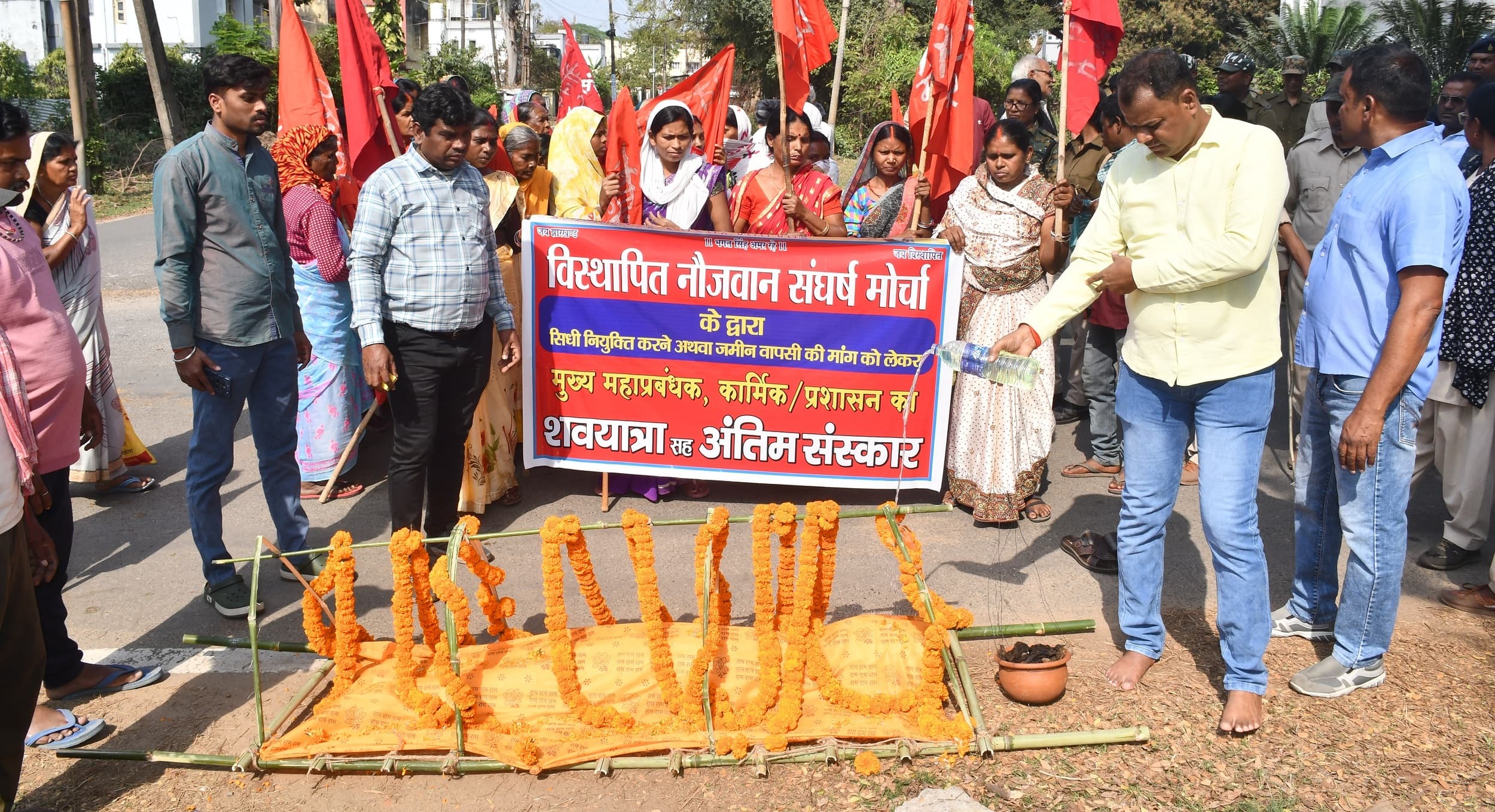 Bokaro News : विस्थापित नौजवान संघर्ष मोर्चा ने सीजीएम का किया पुतला दहन