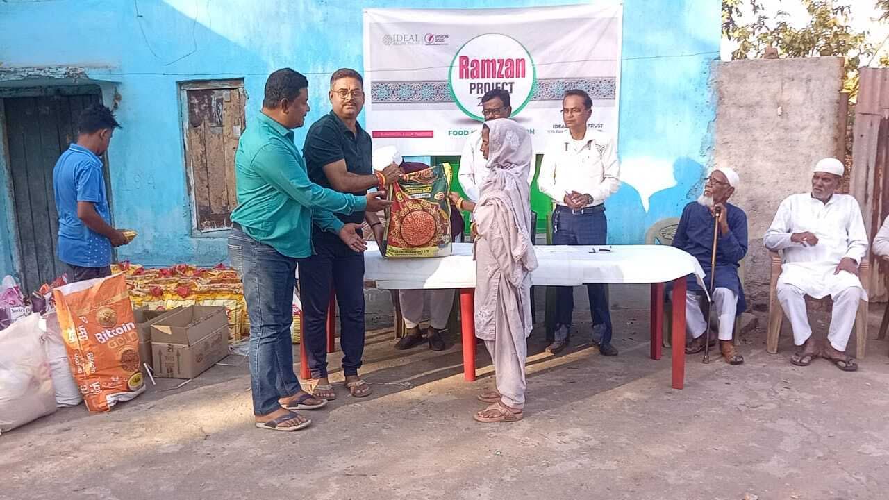 Bokaro News : यूनाइटेड मिल्ली फोरम ने रोजेदारों के बीच बांटी खाद्य सामग्री