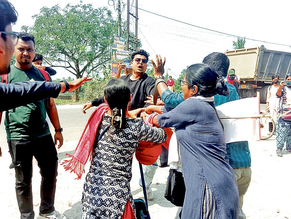 जेयू की घटना के विरोध में वामपंथी छात्र संगठनों व टीएमसीपी समर्थकों में टकराव