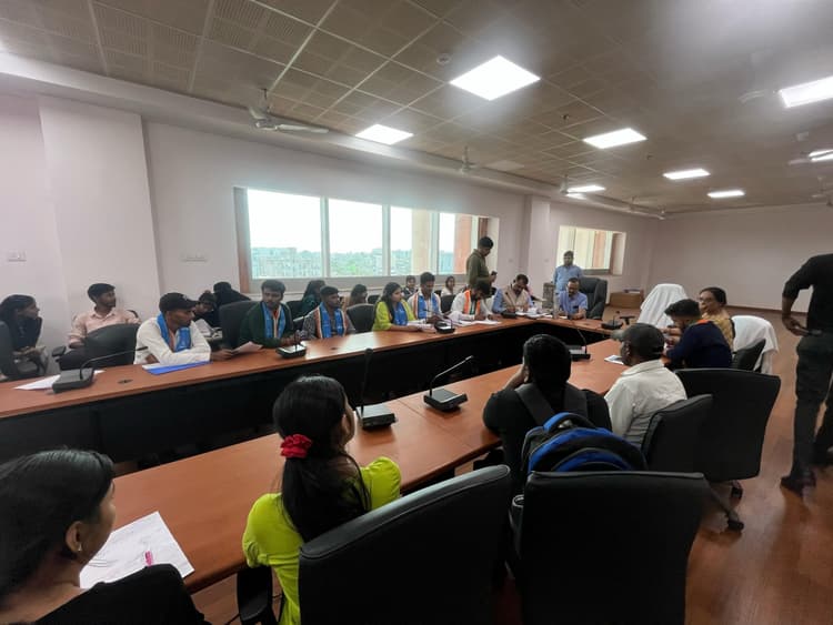 Dhanbad News : यूजी सेमेस्टर-दो परीक्षा में शून्य अंक मिलने पर हंगामा, एनएसयूआइ ने किया विरोध प्रदर्शन