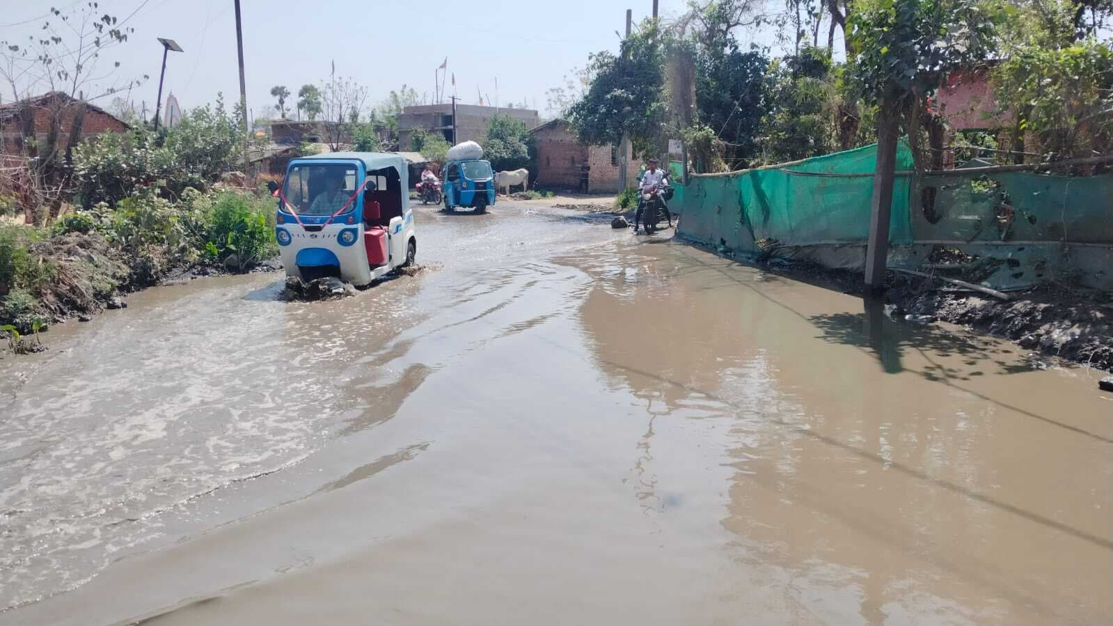 अधूरी छोड़ दी सड़क, नाले के पानी से गुजरते हैं लोग