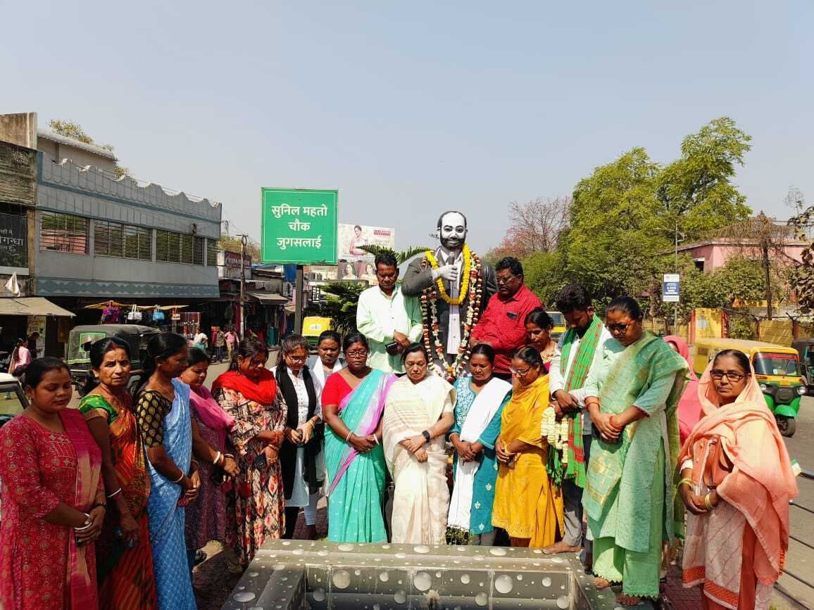 Jamshedpur news.स्टेशन चौक पर शहीद सुनील महतो को शहादत पर किया नमन