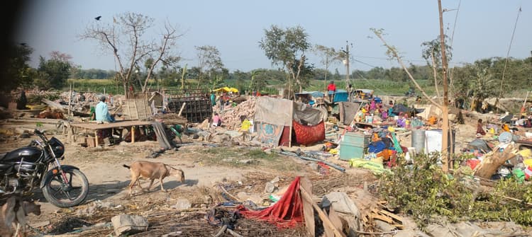 खुले आसमान के नीचे रहने पर विवश विस्थापित
