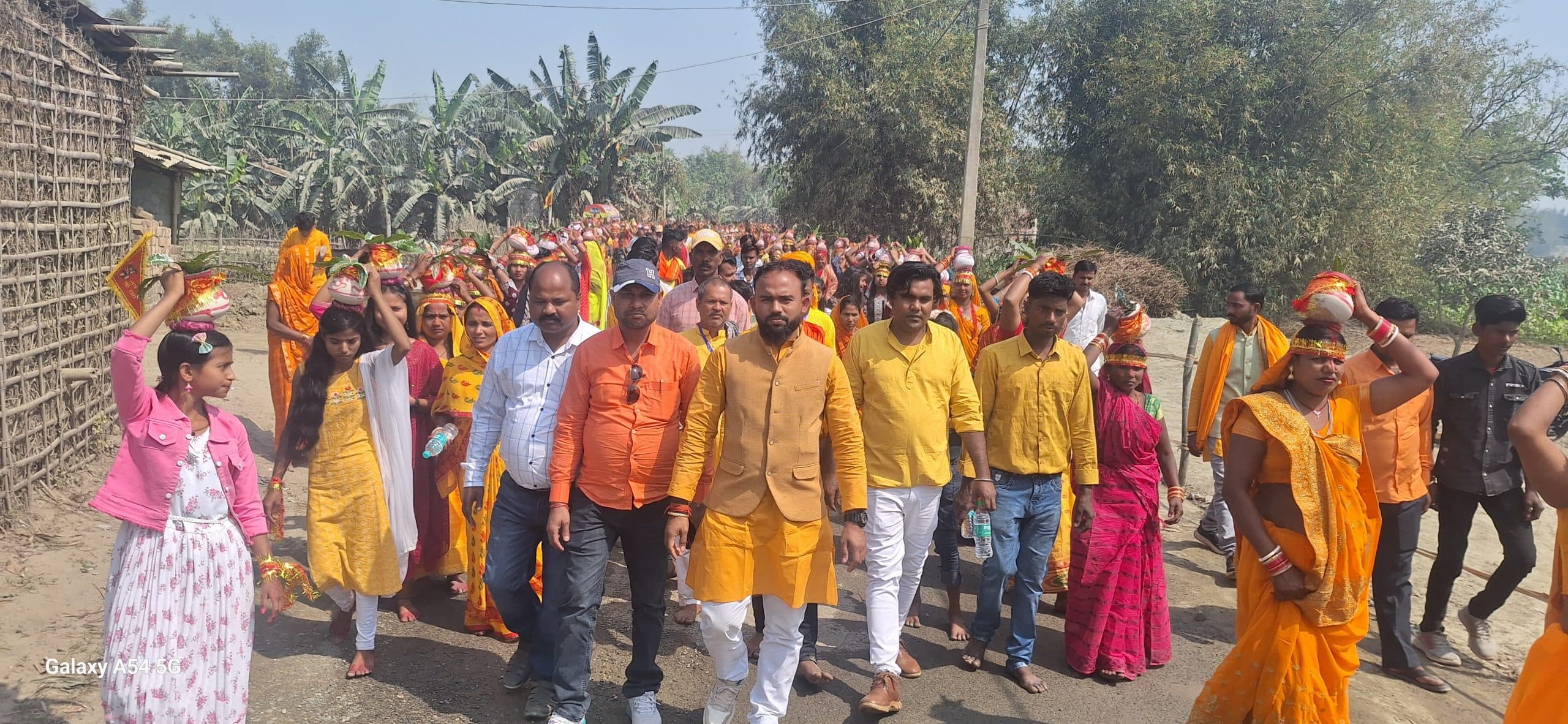 महा विष्णुयज्ञ को लेकर निकाली गयी भव्य कलश शोभायात्रा