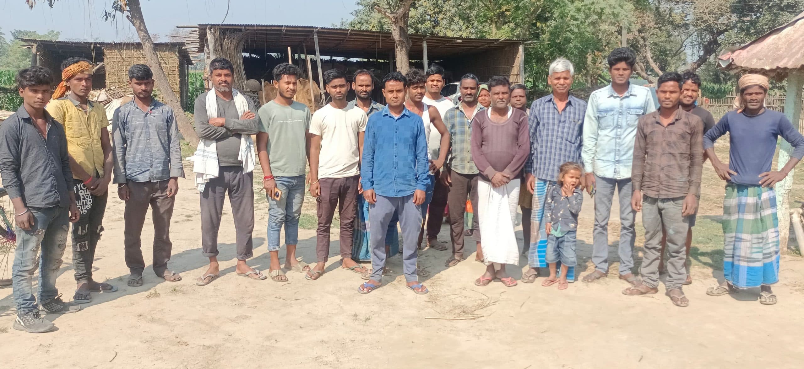 कटहा गांव में जर्जर सड़क के जीर्णोद्धार की प्रमुख से की मांग