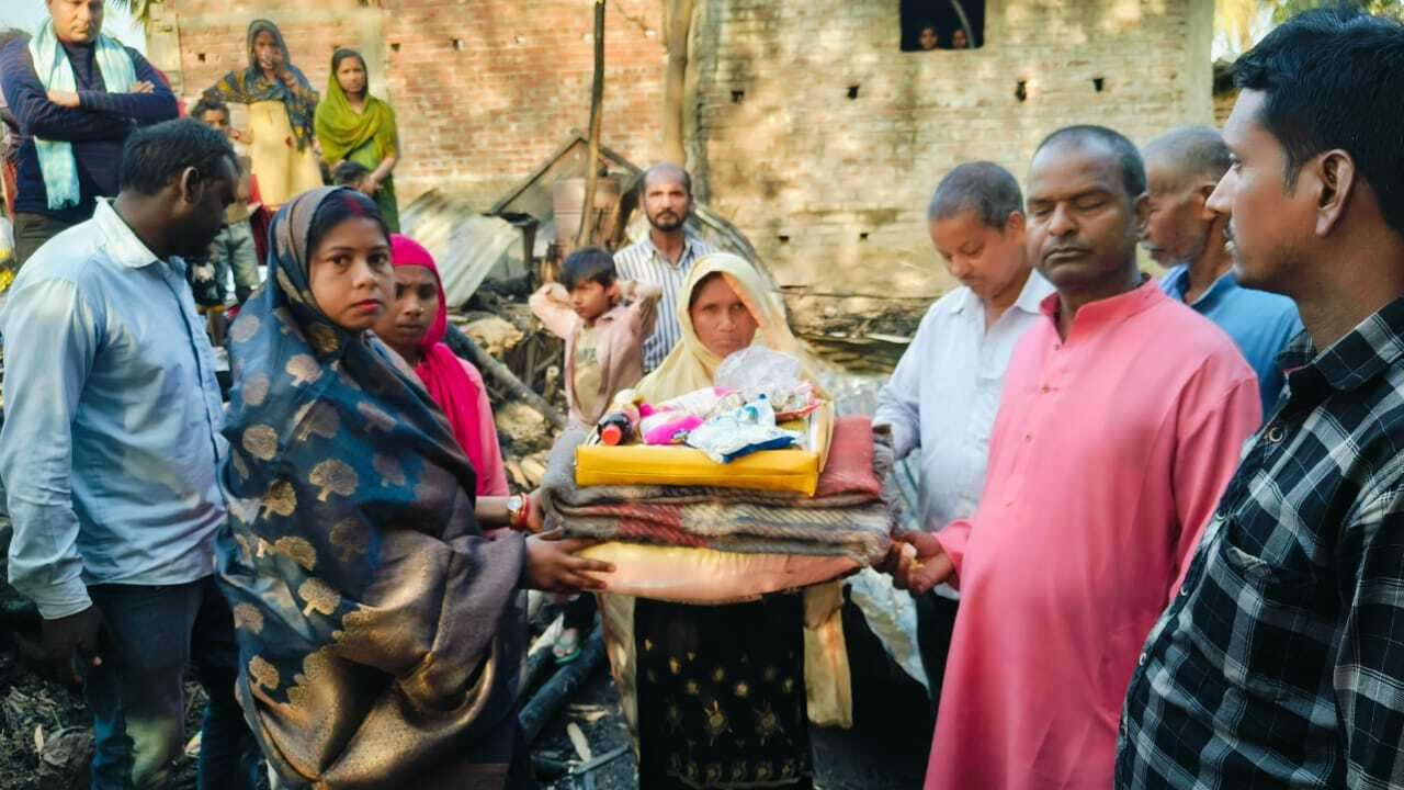 अग्नि पीड़ित परिवार को मुखिया ने दिया सूखा राशन