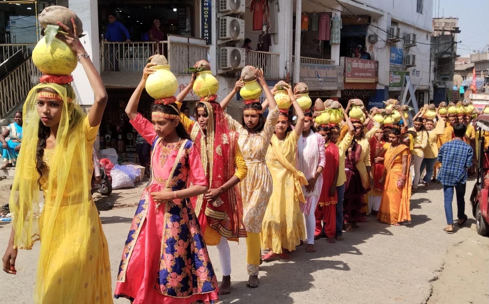 राधा-कृष्ण की प्रतिमा की प्राण-प्रतिष्ठा को लेकर निकाली कलश शोभायात्रा