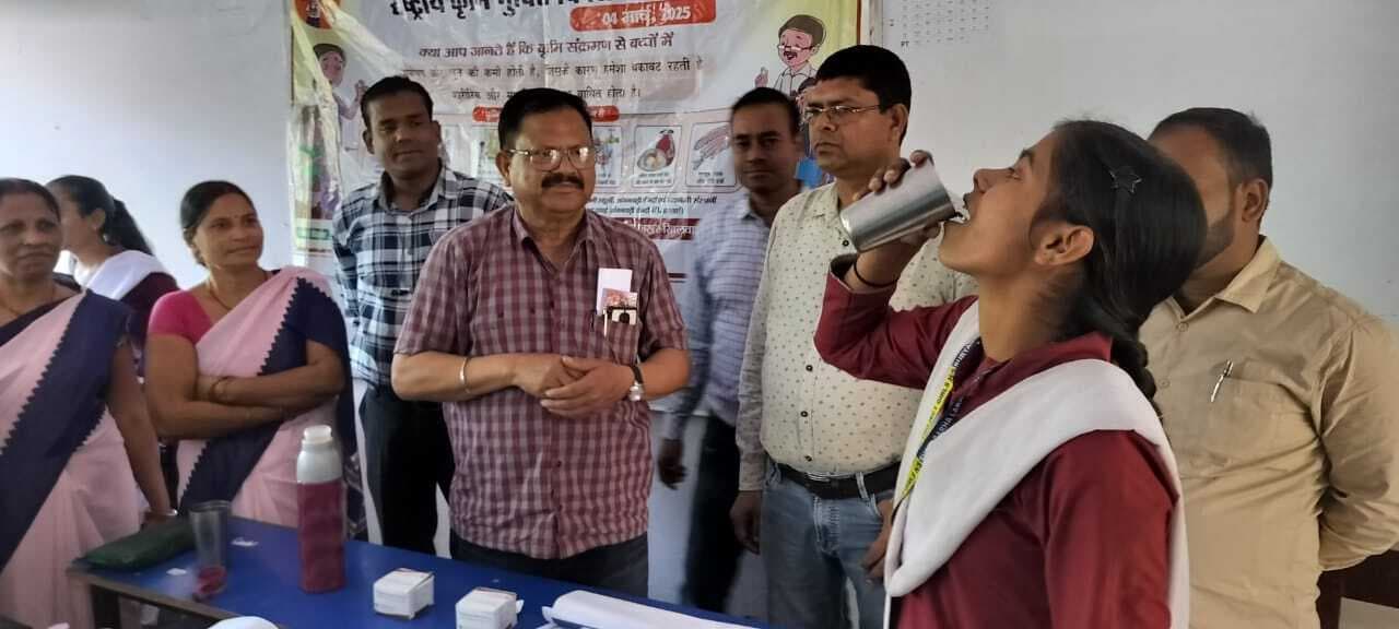 राष्ट्रीय कृमि मुक्ति दिवस पर बच्चों को खिलायी गयी एल्बेंडाजोल की दवा