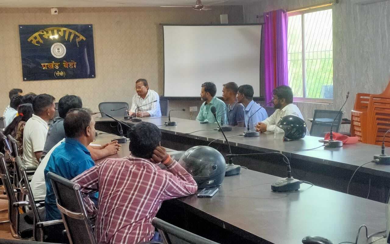 लाभुकों को ऐप इंस्टॉल करने में मदद करें पंचायत सहायक