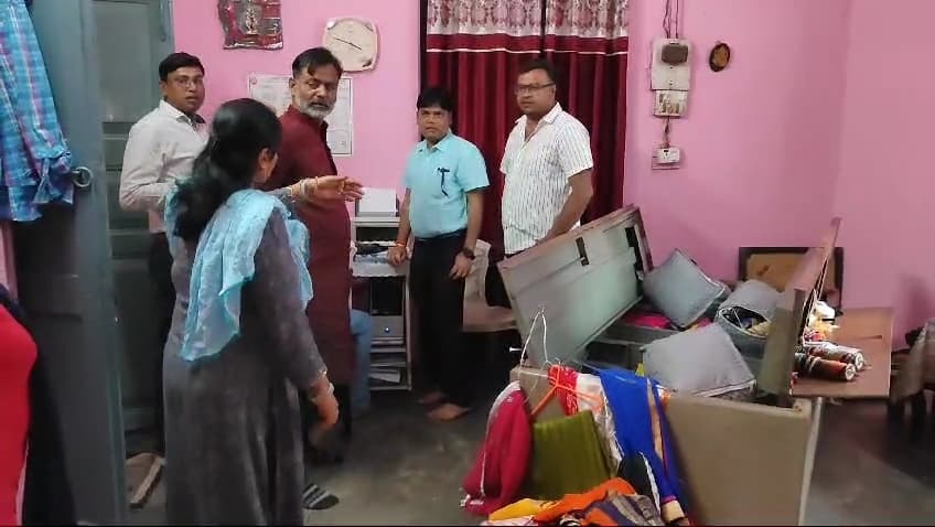 रेलवे के सेक्शन इंजीनियर के घर कैश सहित पांच लाख के आभूषण की चोरी