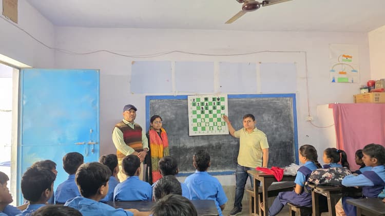 नेपालगढ़ कॉलोनी विद्यालय में शतरंज का दिया गया प्रशिक्षण
